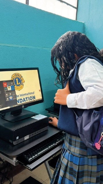 Nuovi computer per gli studenti in Guatemala
